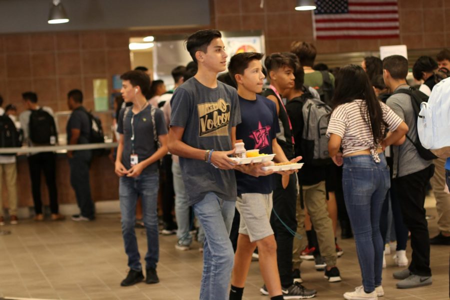 Students get their lunch Wednesday Aug. 16 and try to find an available seat. Students have had issues adjusting to the capacity of lunch B.