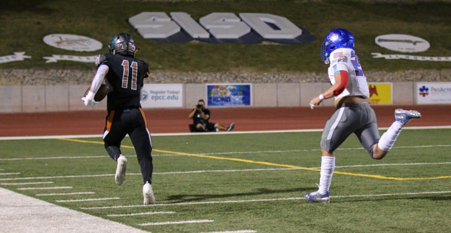 Sophomore+Brandon+Cardenas+takes+it+for+a+touchdown+as+the+Spartans+get+the+57-20+win+against+Americas+Thursday+night%2C+Oct.+21.+Photo+by+Jonathan+Rojas