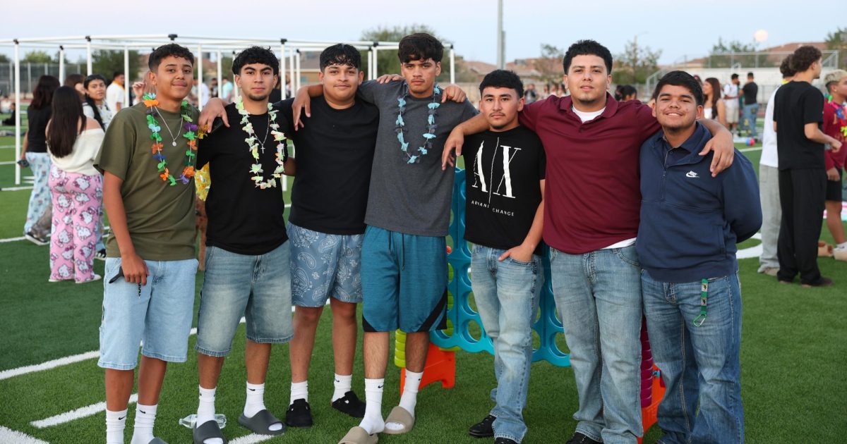 Seniors gather together for Senior Sunrise Saturday morning, Aug. 9. Photo by Randy Guzman 